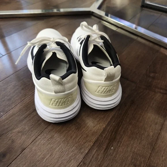 Nike White Football Shoes For Women - Picture 4 of 4